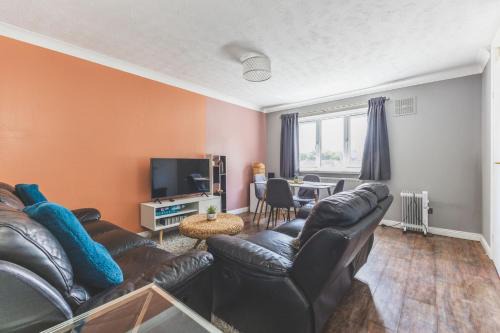 Yiewsley Apartment | Modern 2BDR Flat w Parking Near Heathrow and Tube