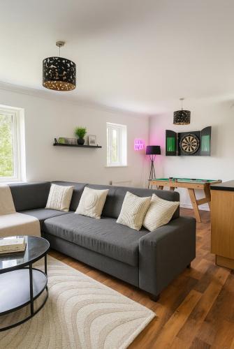 Trafford Apartment | Modern 2BR Aprt Sleeps 6 Parking Pet Welcome