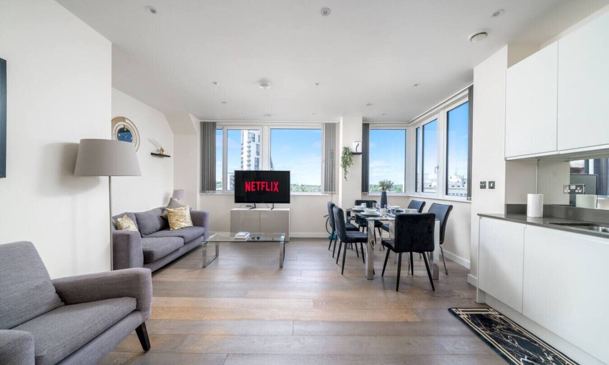 London Borough of Bromley Apartment | Modern 2BR Apt | Top Bromley Location