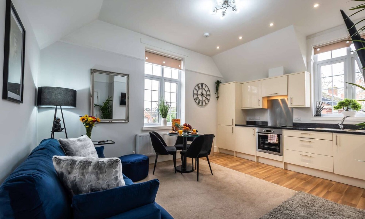 Southampton Apartment | Modern 2BR Gem on Seymour Road!