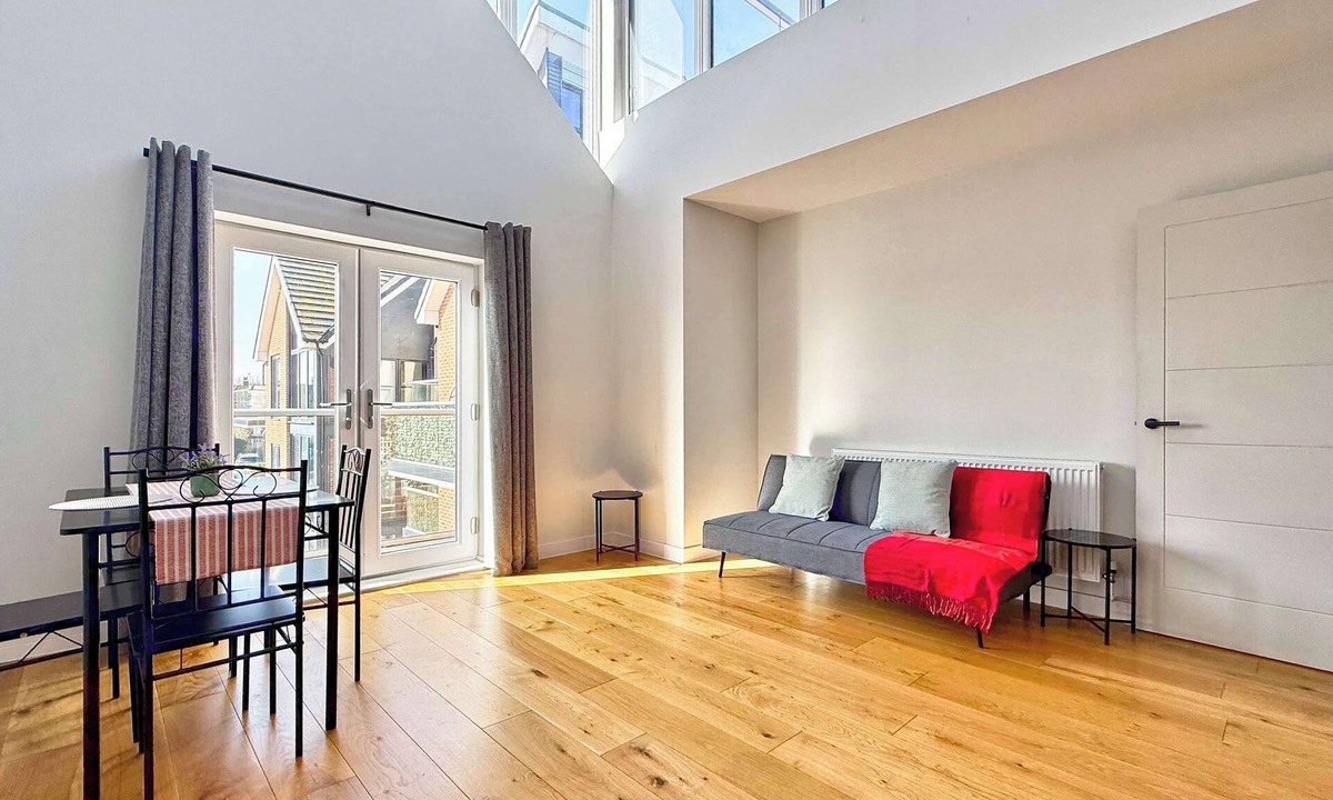 Rayleigh Apartment | Modern 3 BDR Penthouse Duplex apartment