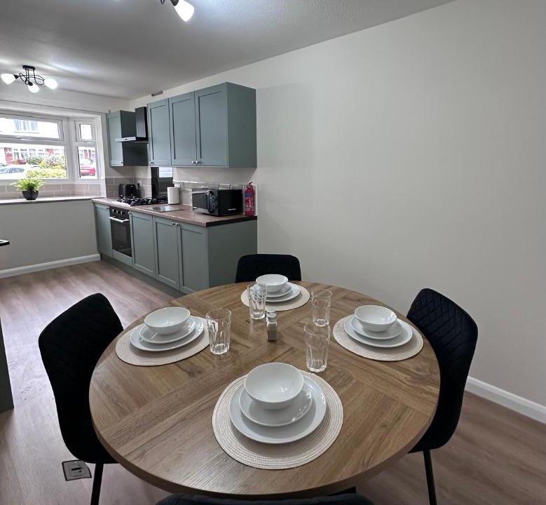 Cradley Apartment | Modern 3 Bed , Contractors & Families , Driveway