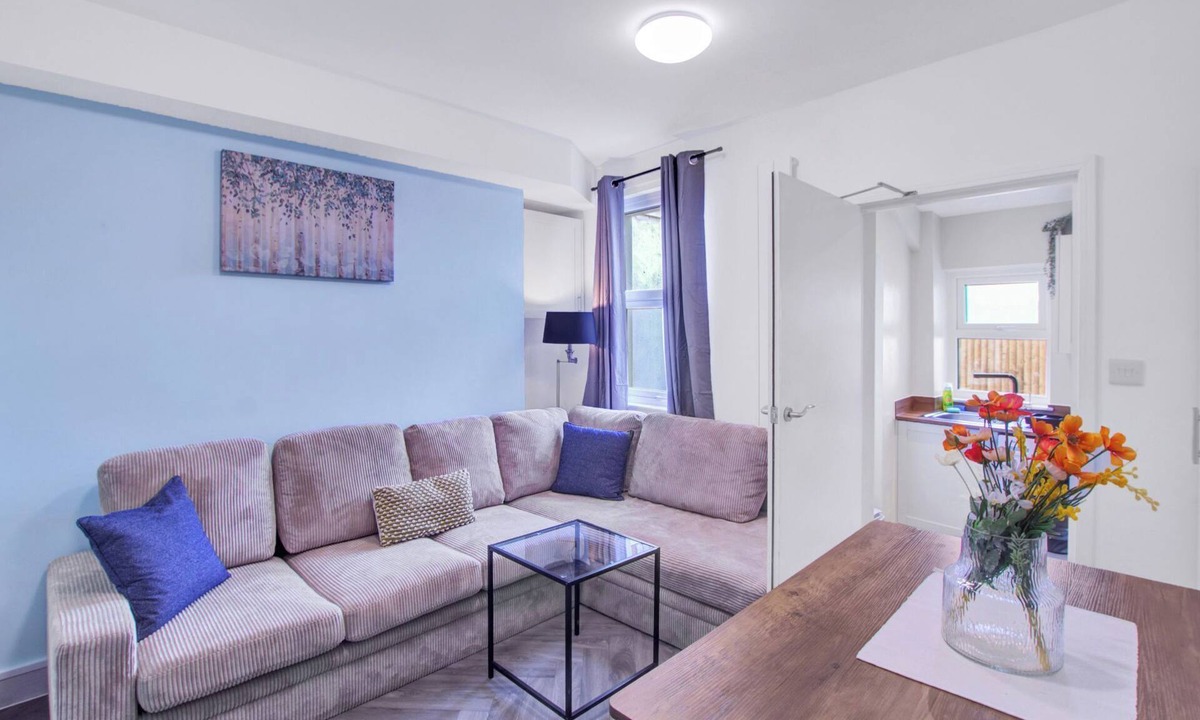Gloucester House | Modern 4-Bed Home | Smart TV | Garden