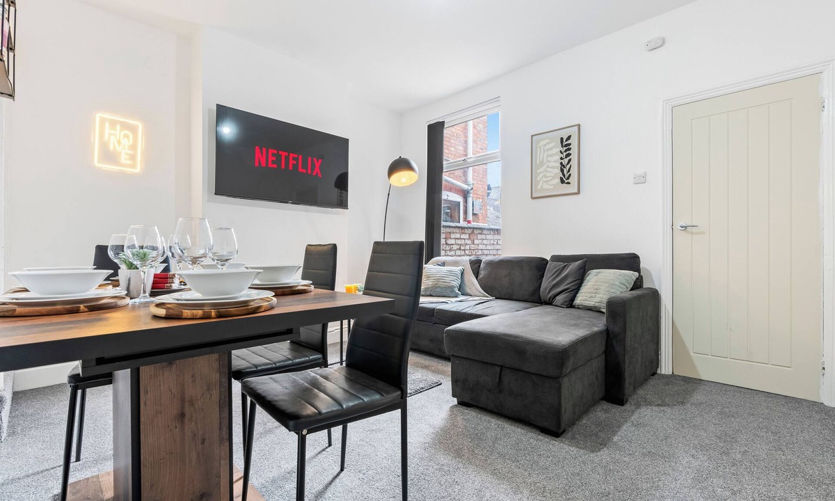 Oadby House | Modern 4BR Leicester Home | Garden | Sleeps 10