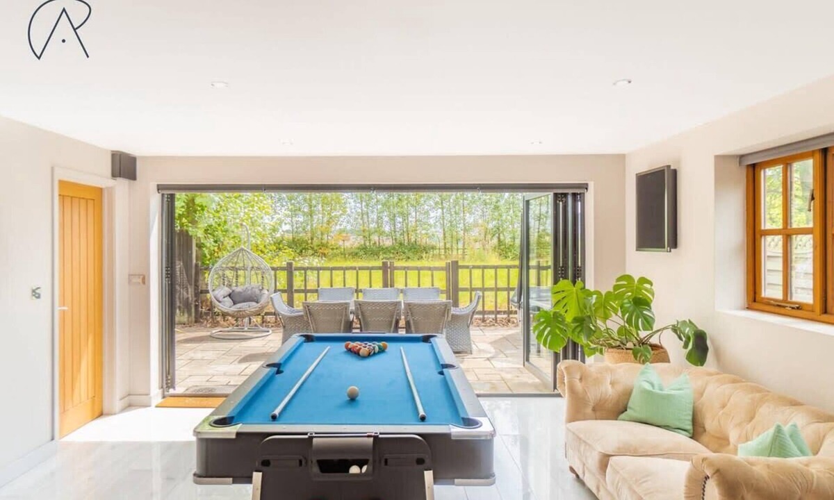 Bray on Thames House | Modern 5 Bed Barn Conversion in Dorney By Tempstay