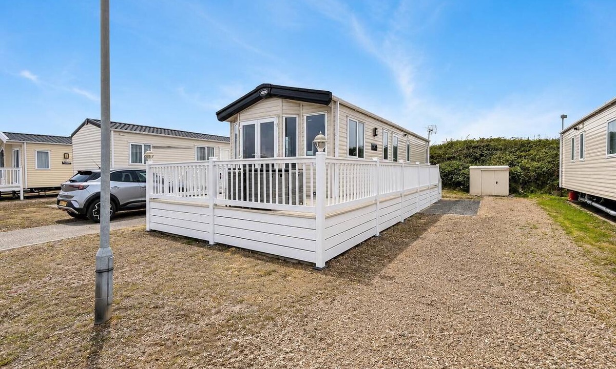 Kessingland House | Modern 6 berth caravan with full decking at Kessingland Beach ref 90010TD