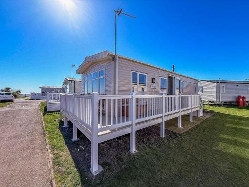 Pakefield House | Modern 6 Berth Caravan With Wifi Nearby Pakefield Beach Ref 68028Cr