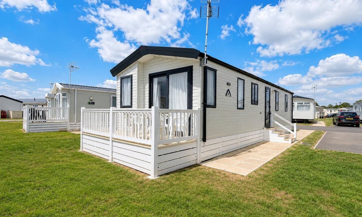 Harwich House | Modern 8 berth caravan at Dovercourt Holiday Park ref 44003BW