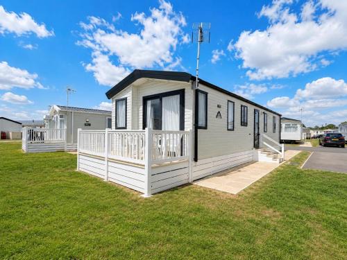 Harwich House | Modern 8 berth caravan at Dovercourt Holiday Park ref 44003BW