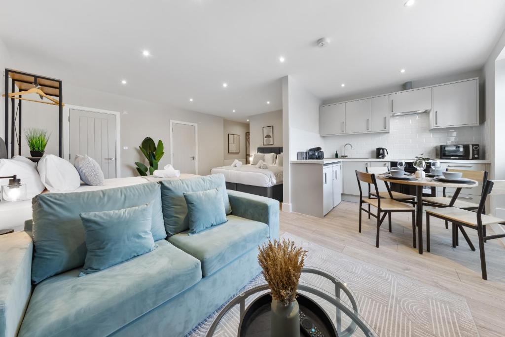 Southgate Green Apartment | Modern AC Studio Arnos Grove 3 Beds Tube Access Parking & Wifi
