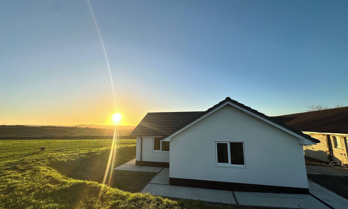Llanybri House | Modern accommodation with scenic views of Llansteffan.