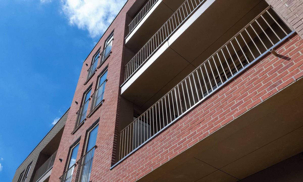 Cricket Green Apartment | Modern Apts with Balcony in Mitcham