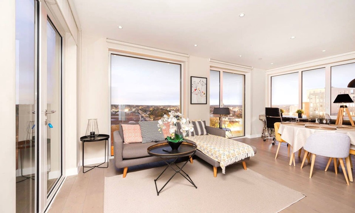 London Borough of Bromley Apartment | Modern Bromley Penthouse with Balcony Views