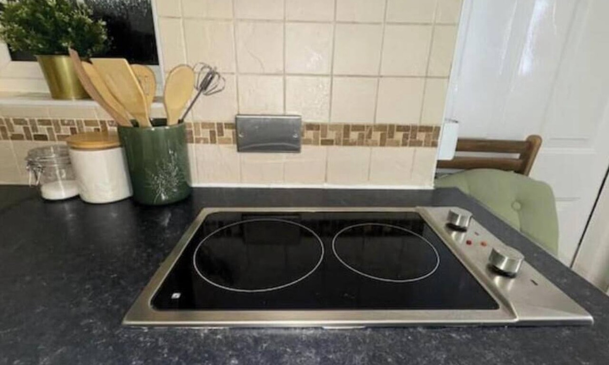 Oldbury Apartment | Modern Budget Studio Birmingham | Private Kitchen, Parking & Smart Amenities