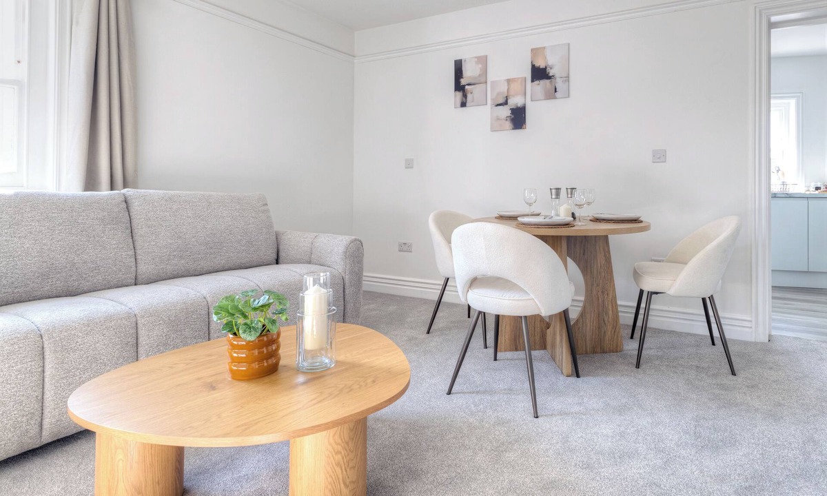 Maidstone Apartment | Modern central 2-Bed Apartment | Parking | Sleeps 5 | Near London Links