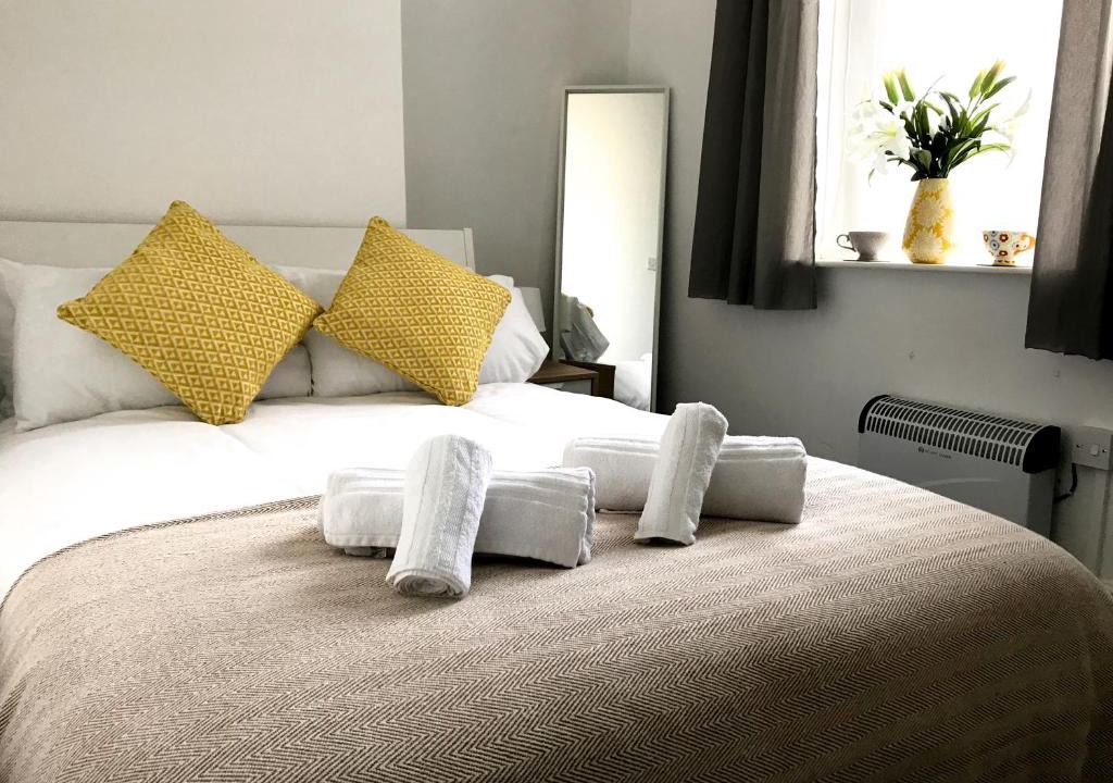 Riverside Apartment | Modern cosy double-bed room by Principality & rail station