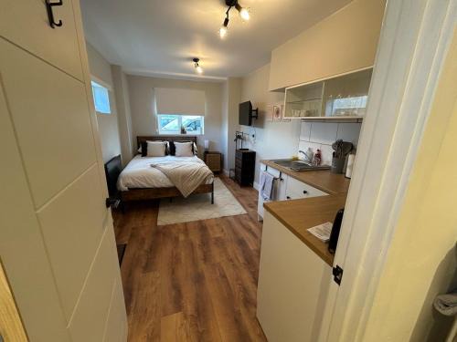 Luton Apartment | Modern cosy studio near Luton airport, free parking