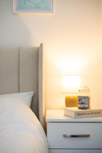 Harehills House | Modern Cozy Flat 6 mins to City Parking & WiFi