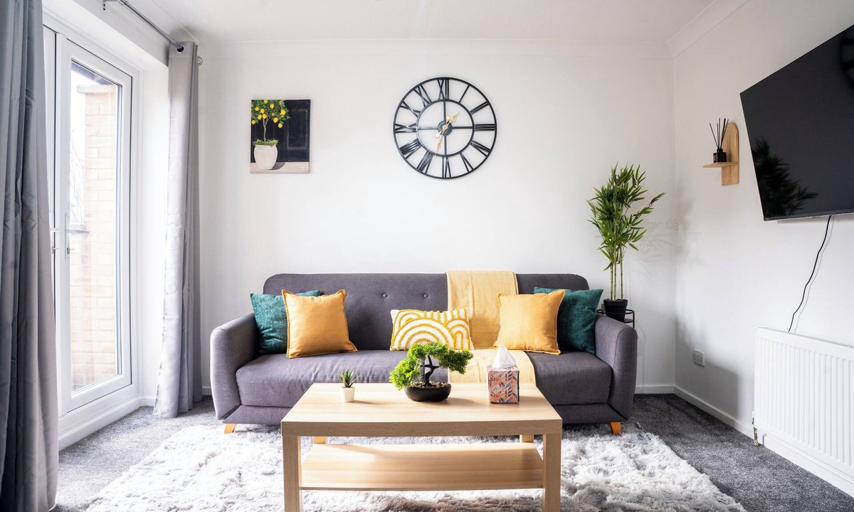 Bletchley House | Modern Deluxe Apartment with Balcony. Family Friendly Central Location!