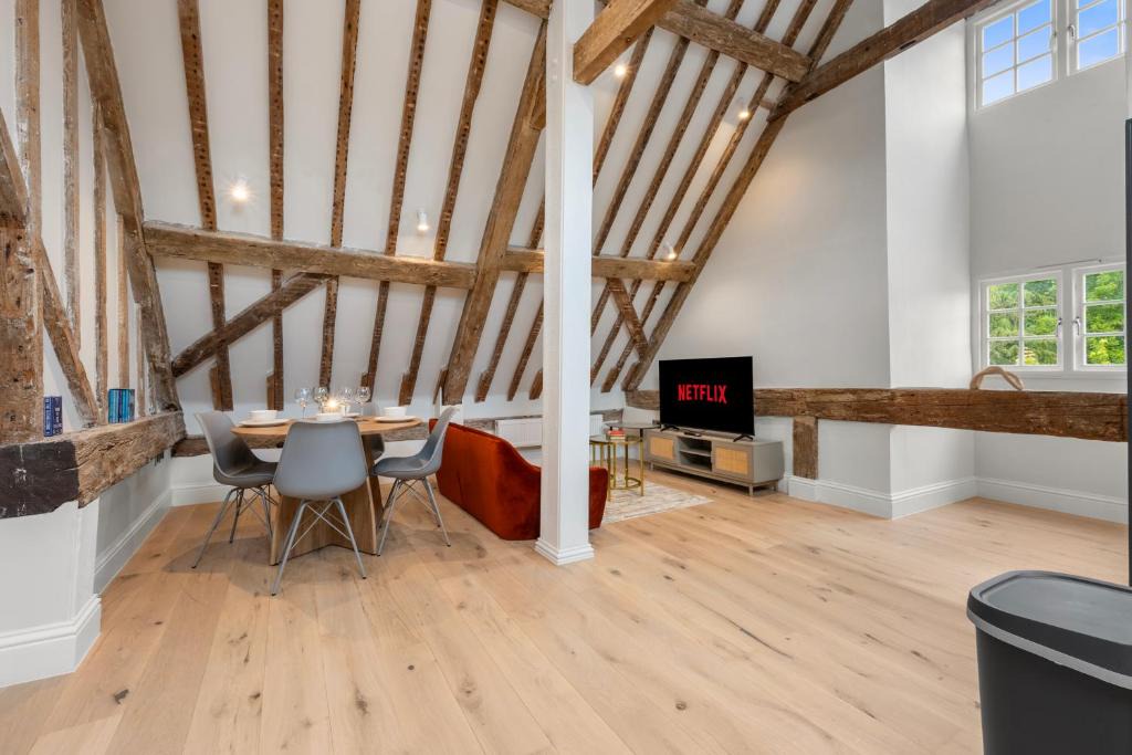 Godalming Apartment | Modern & Historic Duplex Flat Riverside