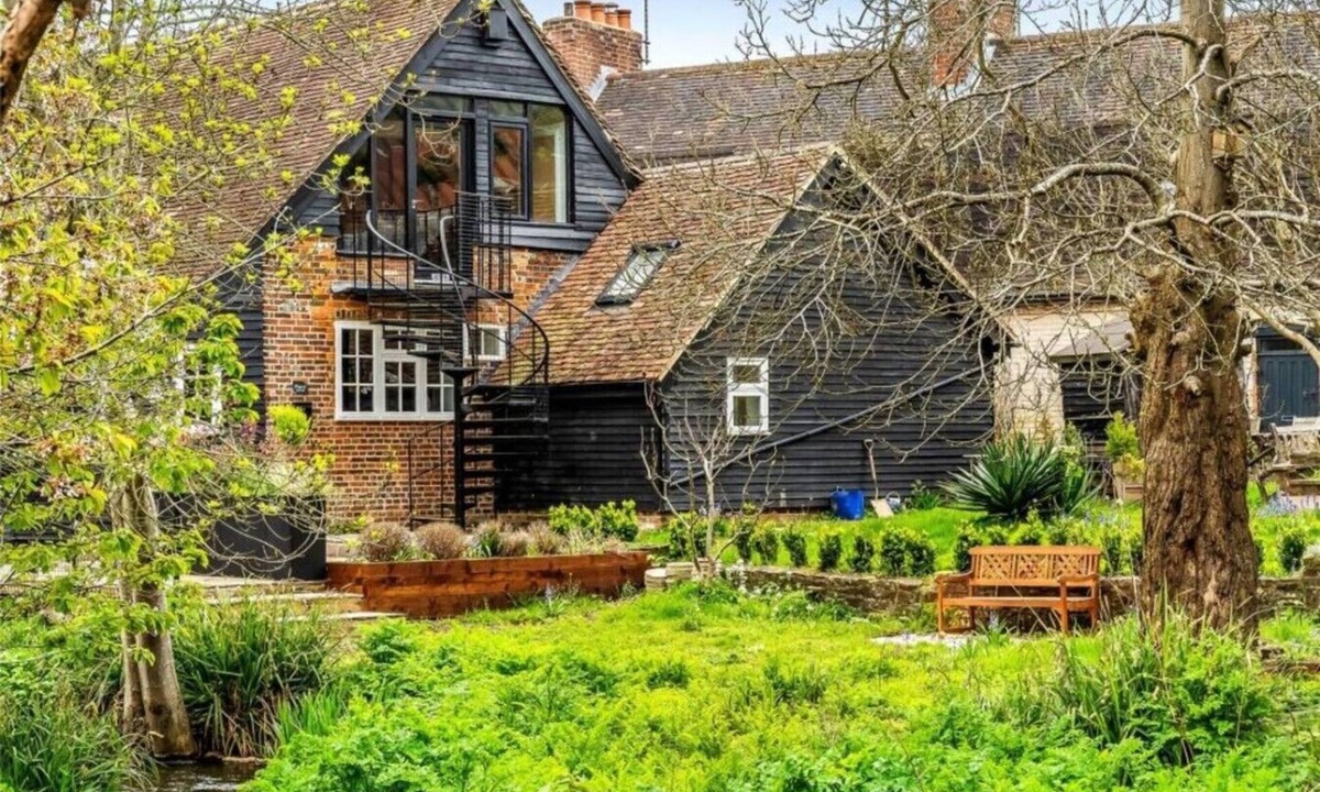 Godalming Apartment | Modern & Historic Duplex Flat Riverside
