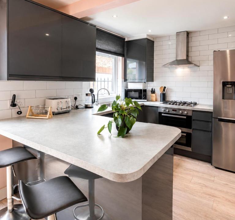 Roundhay House | Modern Home - Ideal for Families & Contractors