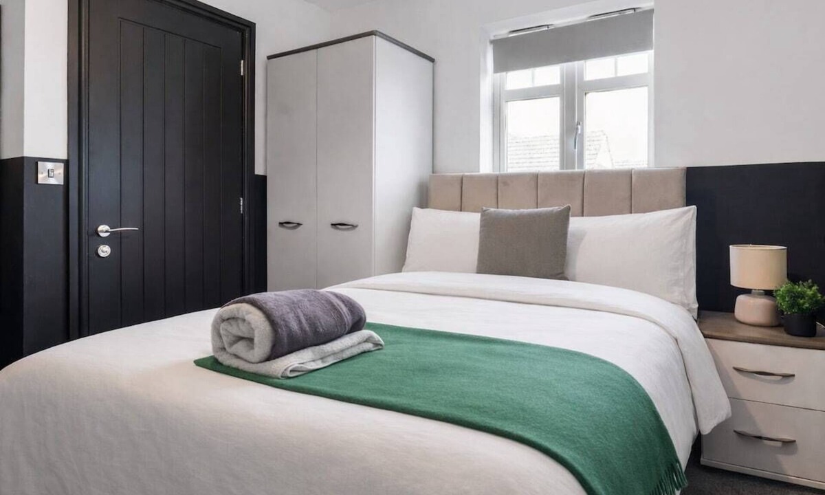 Wigan House | Modern Home with 4 En-Suites