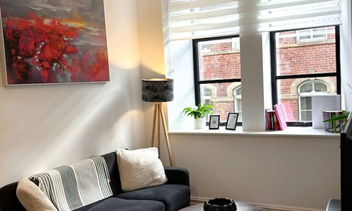 Leeds City Center Apartment | Modern Leeds Central Stay -2 min walk from station
