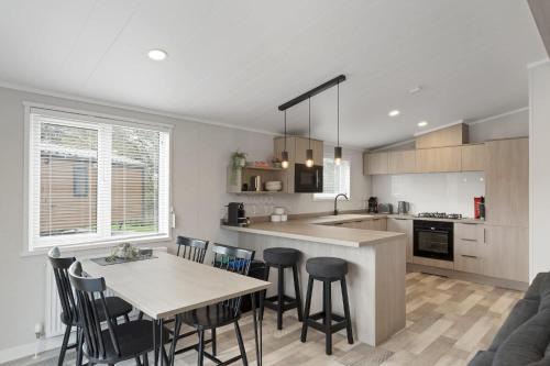 Mullacott Ski Chalet | Modern Lodge nr Ilfracombe & Beaches
