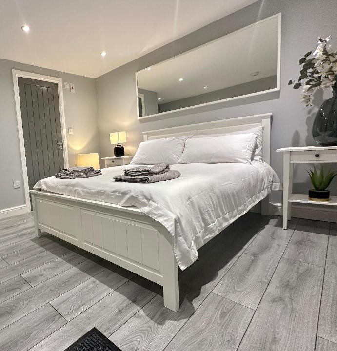 Luton Apartment | Modern Luxury Private Detached 1 Double Bedroom Studio Apartment - Super Fast Wifi