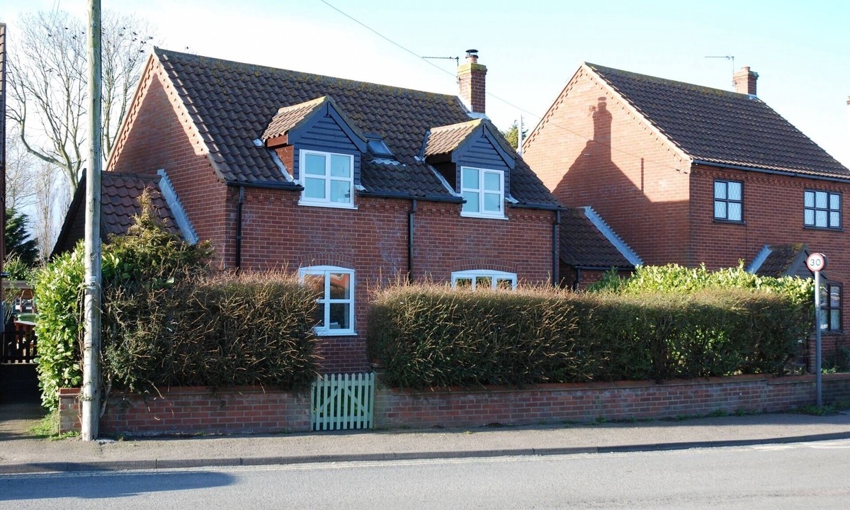 Sea Palling Cottage | Modern Newly Refurbished Detached House. Short Walk To Beach.