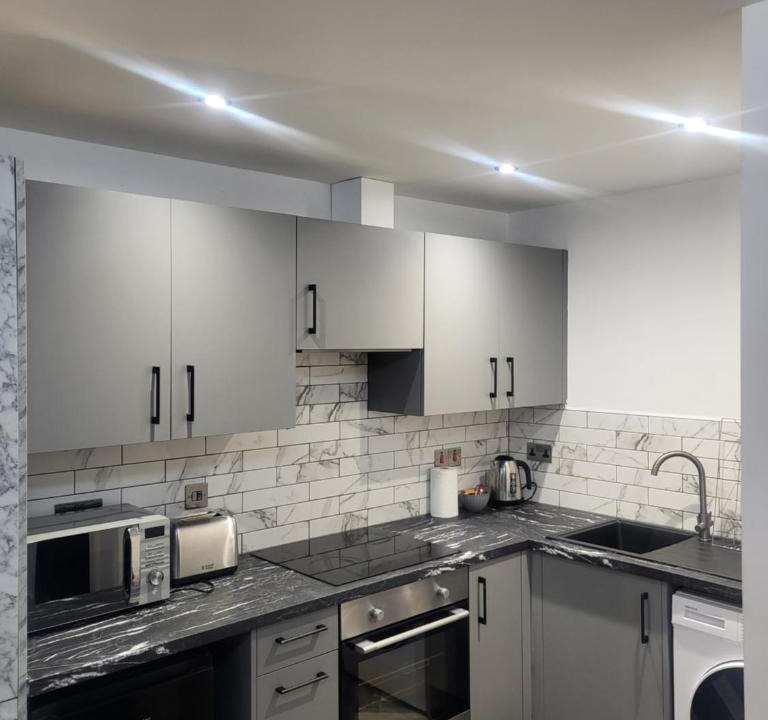 Peterborough Apartment | Modern Serviced Studio - Affordable Luxury with Free WIFI Free Parking Flat Screen Smart TV