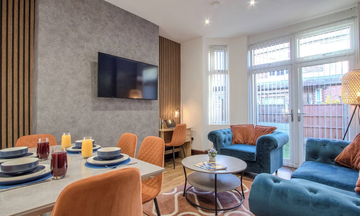 Chorlton-cum-Hardy House | Modern & Spacious 4-Bedroom Home, Family & Contractor Friendly, Manchester