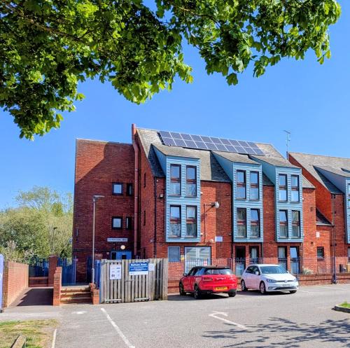 Aylesbury Apartment | Modern Spacious Flat Near Aylesbury Station -Brand new