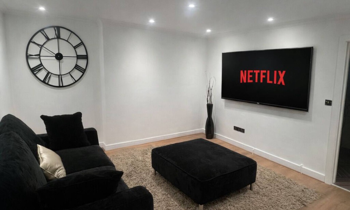 Dudley House | Modern Spacious Home/Contractor Friendly/LUXE
