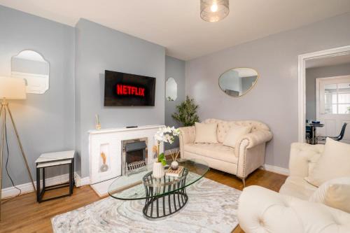 Warmsworth House | Modern Spacious Home - Parking - Sleeps 6 - minutes from the A1 & the Races
