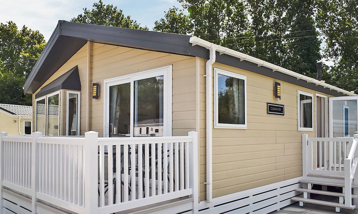 Arnold House | Modern, spacious lodge with double and twin rooms.