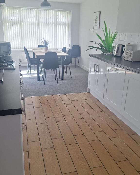 Toton House | Modern spacious private detached house sleeps 8
