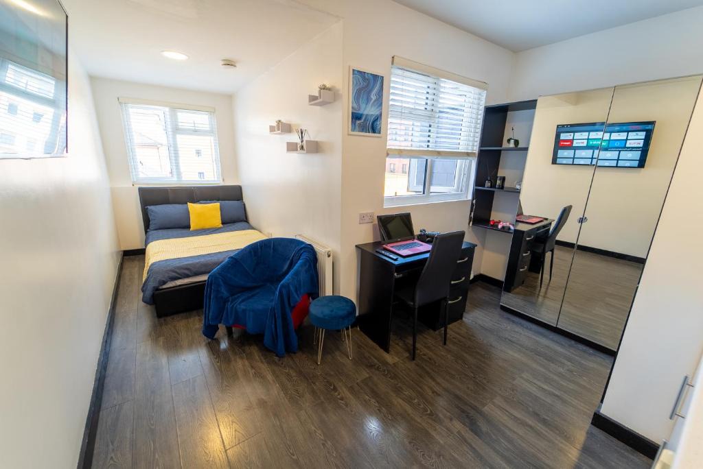 Selly Oak Apartment | Modern Studio 10 mins on train to City!