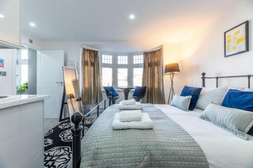 Epsom House | Modern Studio Close to London EV Charger