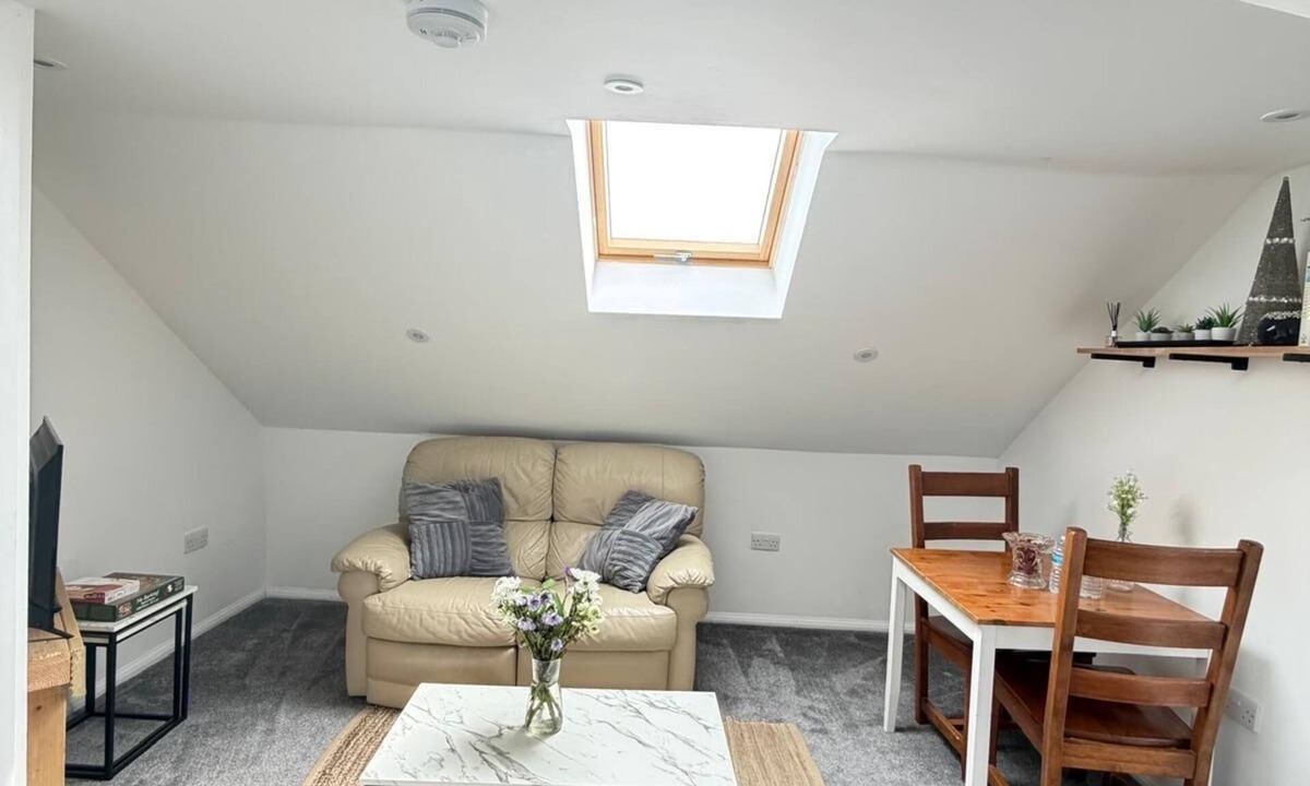 Manor Apartment | modern studio flat with free parking near tube