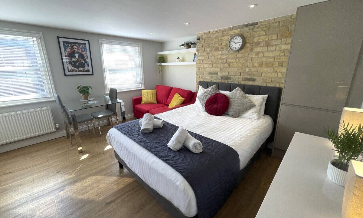 Mill Road Apartment | Modern Studio in Central Cambridge - Kingsize bed