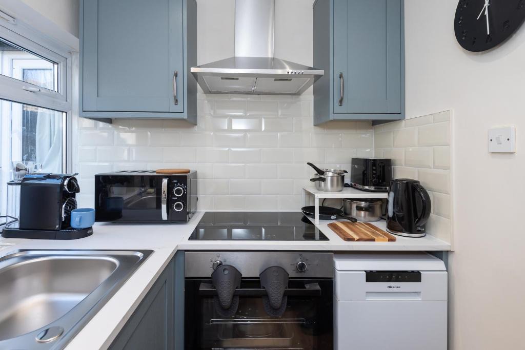 St. Leonard's Apartment | Modern Studio With Parking And Private Garden