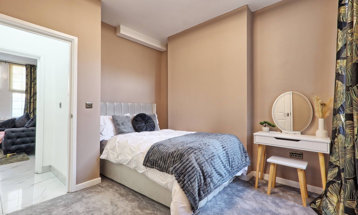 Westcliff-on-Sea Apartment | Multiple Self-Contained 1 Bedroom Apartments Near Westcliff Beach