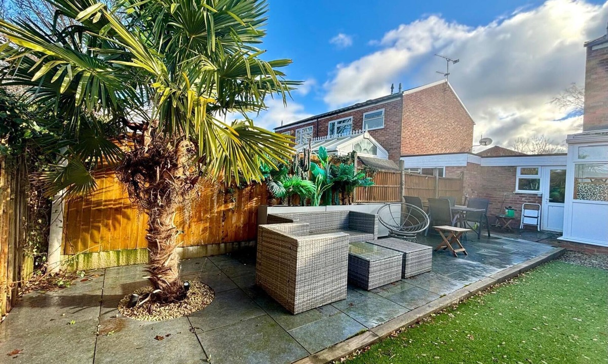 Olton House | NEC Solihull Home | Parking, Garden, JLR & Airport