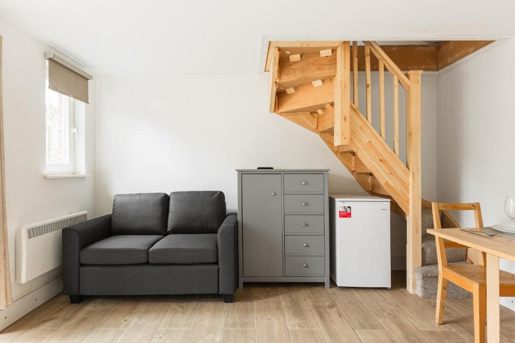 Wimbledon Park Apartment | New! Charming Split-Level Studio in Wimbledon