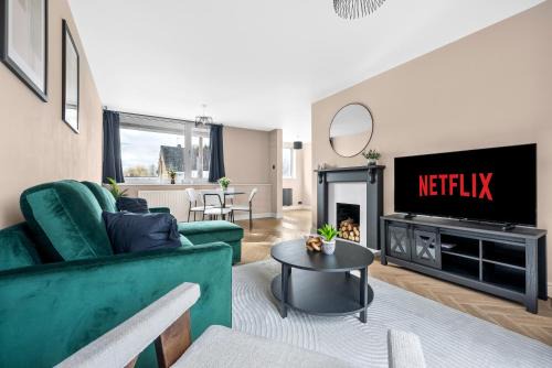 Claverley House | NEW! Spacious 3BR With Private Parking
