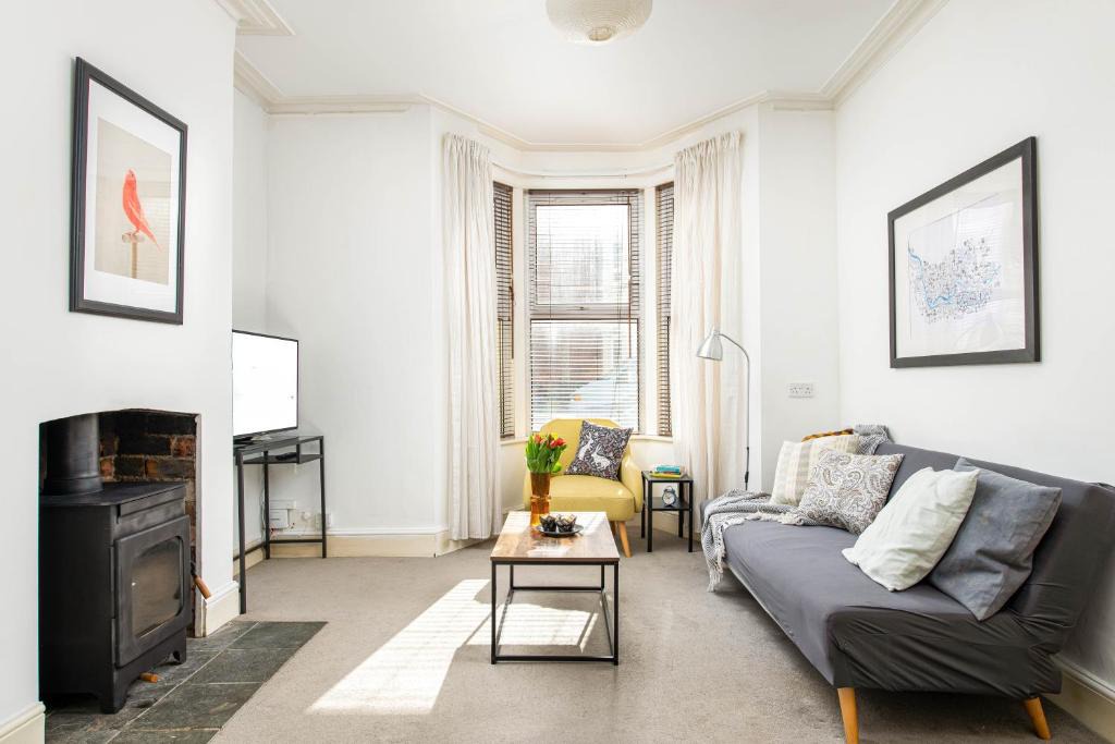Easton House | NEW Spacious and Bright House-Parking-By FabAccommodation