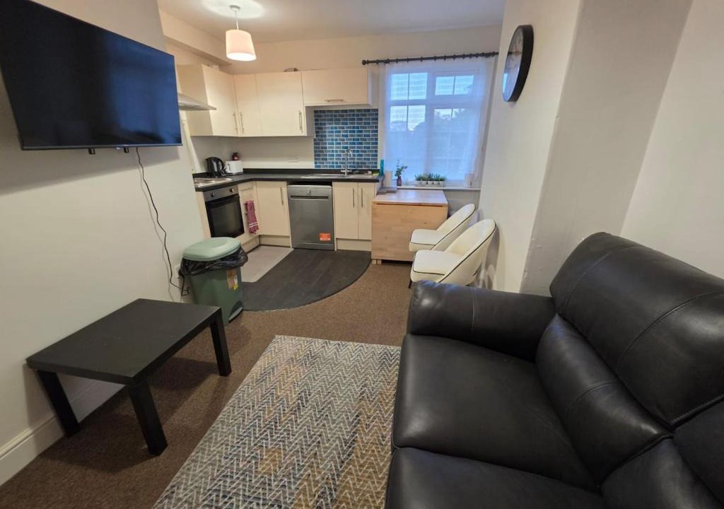Oadby Apartment | Newly Renovated 2 Bed Flat - Free Parking
