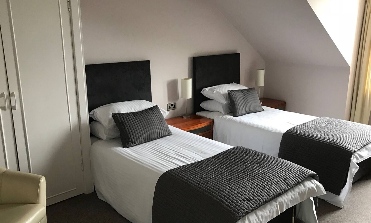 Troon Hotel | No.2 Troon Road B&B